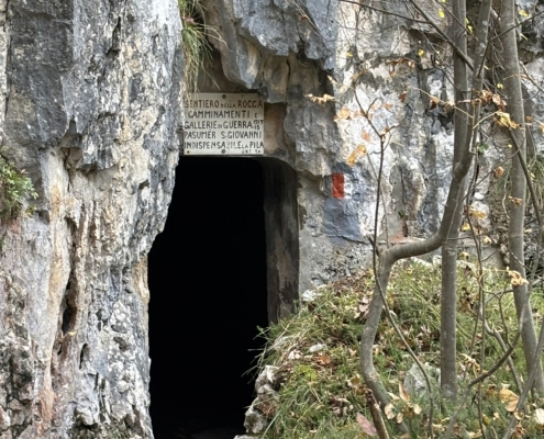 Gallerie zur Cima Rocca, Taschenlampe macht Sinn